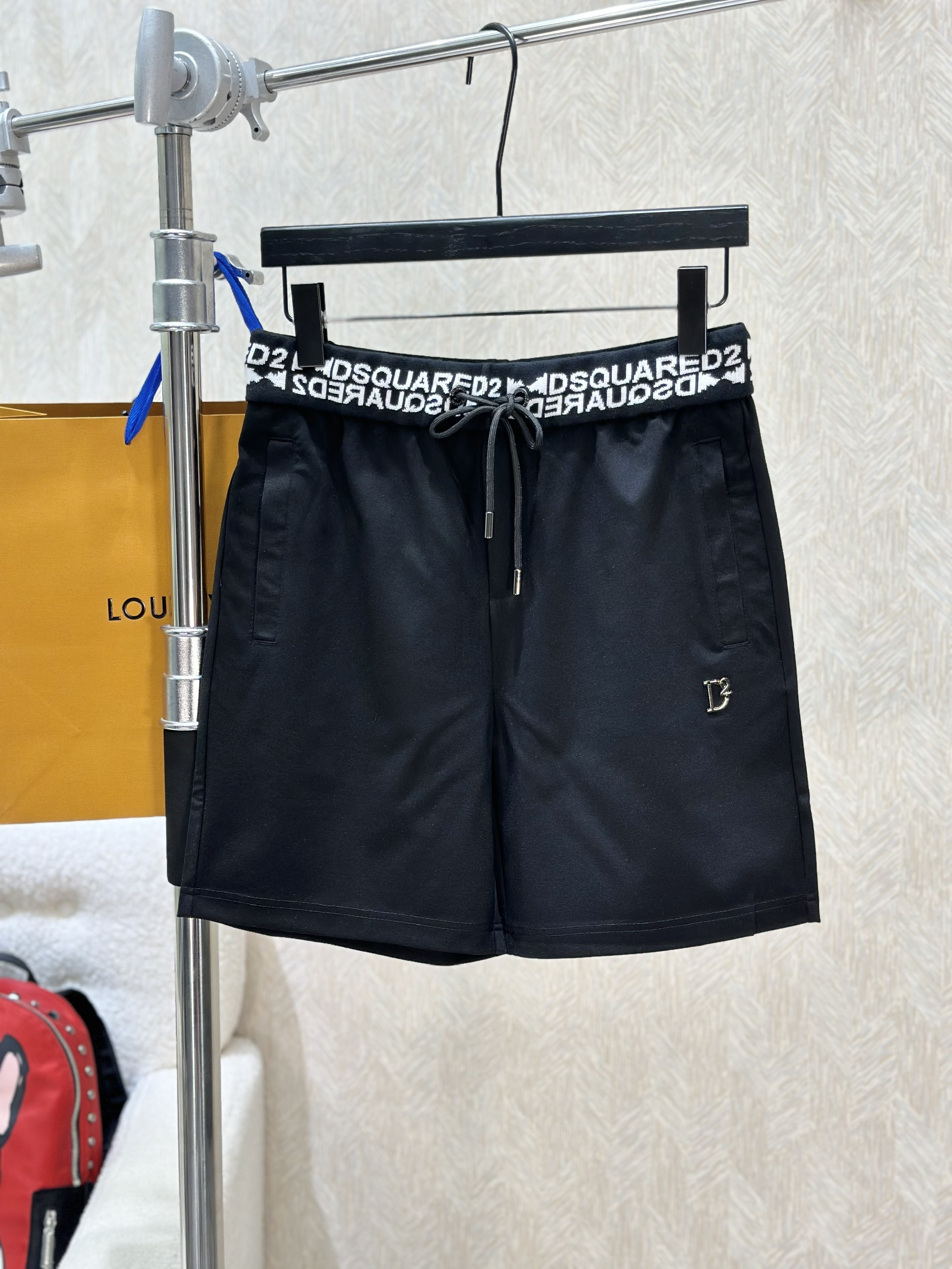 Quần short nỉ Dsquared2 Đen họa tiết logo chữ Trắng cạp túi sau Like Auth 1-1 on web VTN